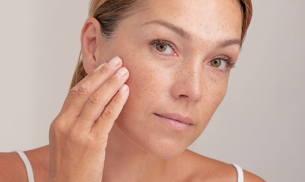 Sieri e creme antimacchia: i migliori prodotti per viso e skincare