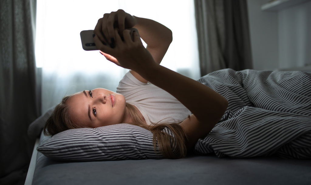 Digital aging: luce blu e stress “digital”, tra le nuove principali cause di invecchiamento della pelle